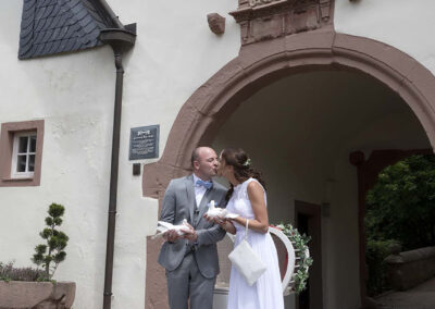 das hochzeitspaar lässt tauben in den himmel steigen