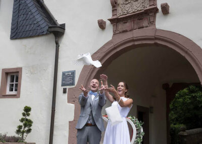 das hochzeitspaar lässt tauben in den himmel steigen