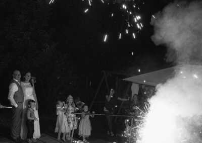 feuerwerk bei der hochzeitsfeier im garten