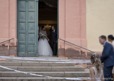 das brautpaar verlässt die kirche, fotografiert von karin trinh