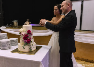 brautpaar beim anschneiden der hochzeitstorte